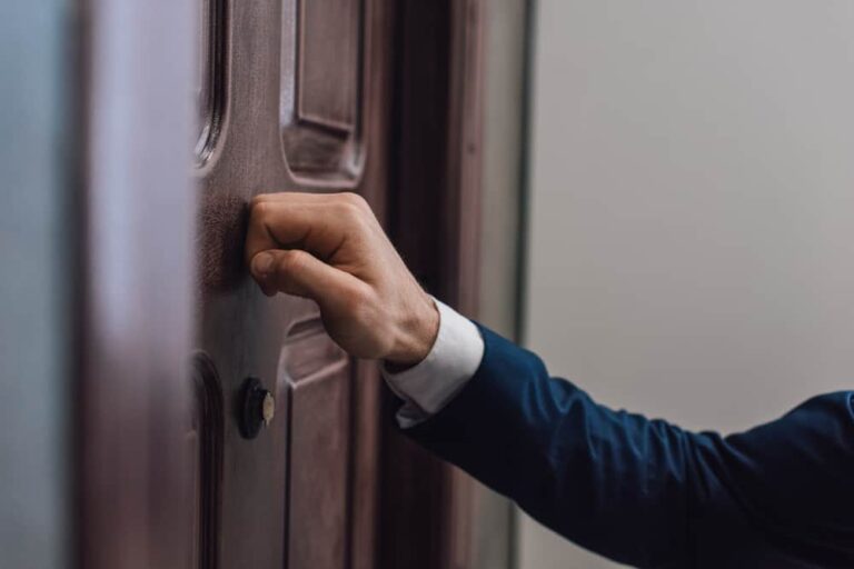 Biblical Meaning of Hearing Knocking: Understanding Divine Guidance
