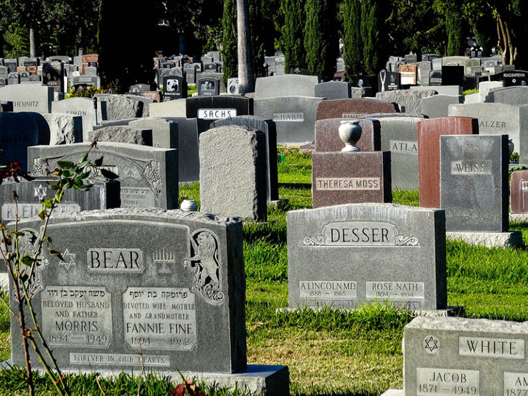 Biblical Meaning of Cemetery in a Dream: Spiritual Guidance and Symbolism